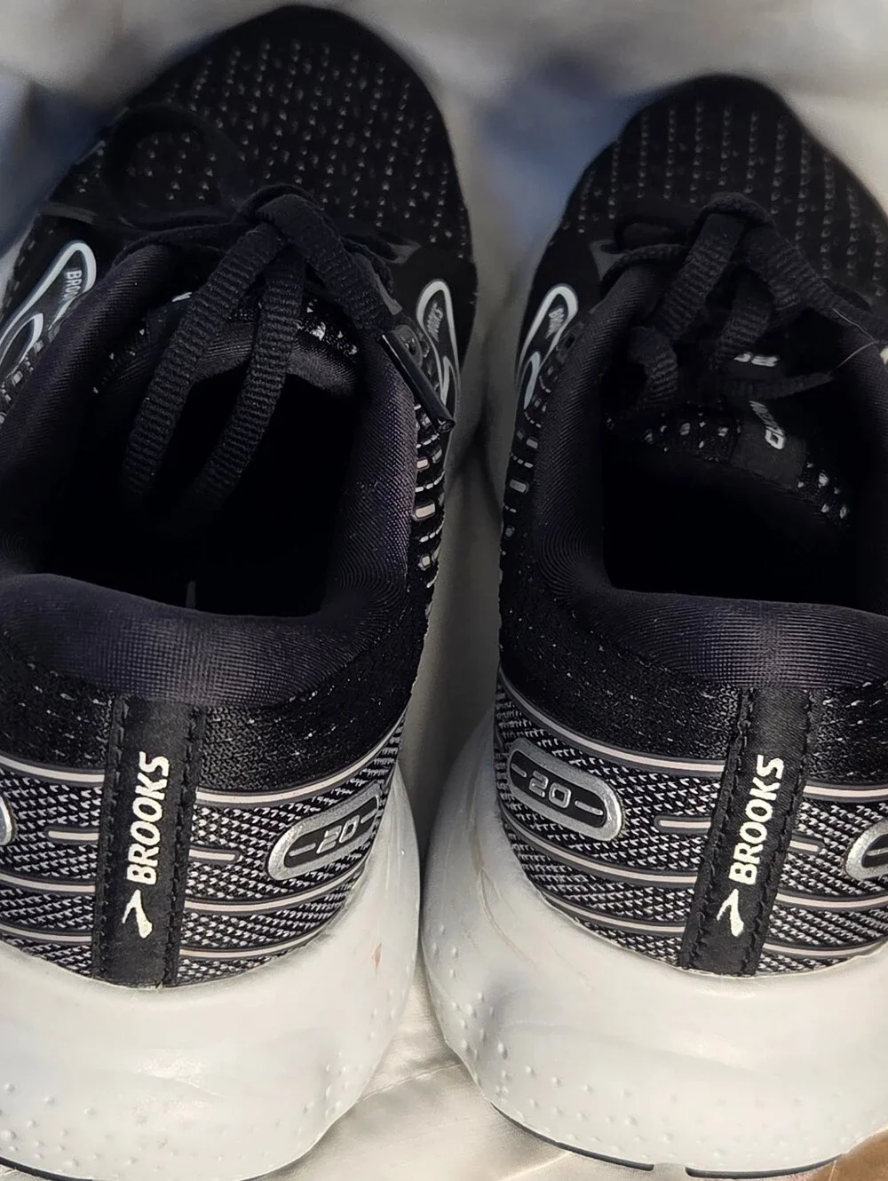 Brooks Glycerin 20 Women’s Lace-Up Mesh Running Sneakers Black/White Sz 8.5M